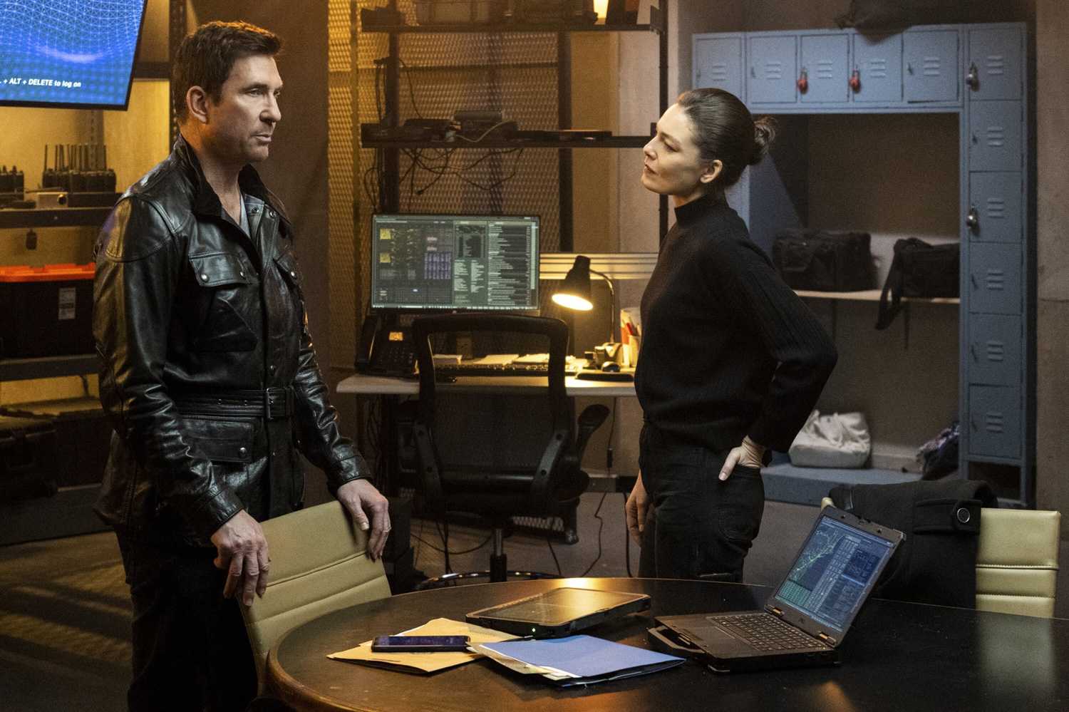 Сета и Ричарда разыскивает ФБР, за убийство нескольких человек и ограбление Даты выхода серий расскажут о том, как в поисках спасения они захватили фургон, в котором передвигалась семья священника и приехали в стрип-клуб